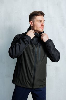 Şık bir modelde parlak siyah bir ceket, her mevsimde açık hava maceraları ya da günlük geziler için idealdir, rahat ve görünüş için pratik ile harmanlama stili kullanılır.