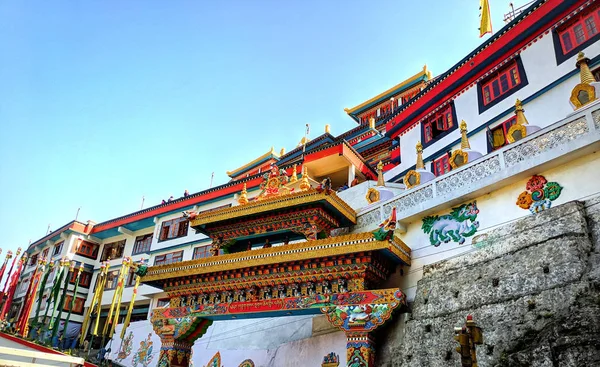 Colorido antiguo monasterio de Ghum edificio de fachada con banderas. En Darjeeling, India . — Foto de Stock