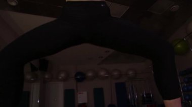 Genç kadın bodyflex egzersiz yapar. Glide kamera görüntüleri.amera geriye doğru hareket ediyor. Kilo kaybı için nefes egzersizleri.