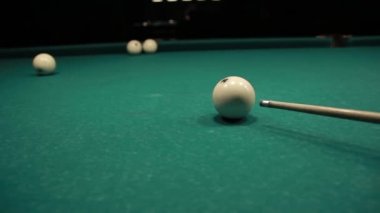 Cue bilardo topu numarası 14.Bilardo topu sayısı 14 başka bir topa vurur ve bir cebine düşer vurur. Glide kamera görüntüleri.