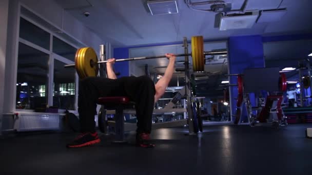 Hombre Atleta Realiza 140Kg Barra Banco Press Glide Cam Material — Vídeos de Stock