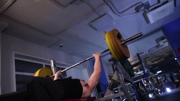 Athlète Masculin Effectue 140Kg Presses Banc Haltère Glide Cam Footage — Video