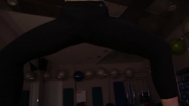 Ung Kvinna Utför Bodyflex Övning Glide Cam Footage Amera Flyttar — Stockvideo