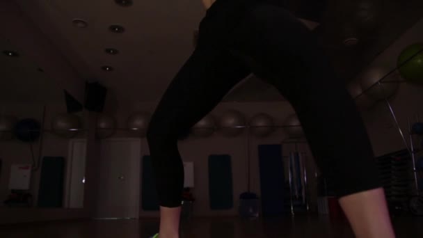 Junge Frau Führt Bodyflex Exercise Diagonal View Glide Cam Footage — Stockvideo