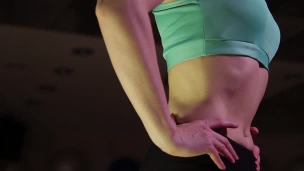 Молодая Женщина Выполняет Bodyflex Exercise Lose Side Зрения Дыхательные Упражнения — стоковое видео