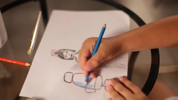 Ręka Dziecka Rysuje Kobiecego Lekarza Niebieskim Ołówkiem Papierze — Wideo stockowe