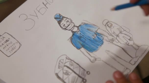 Main Enfant Dessine Médecin Avec Crayon Bleu Sur Papier Chirurgien — Video