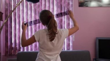 Genç kız tutan film negatif elleri ve görünümlü fotoğraf filmi.