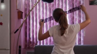 Genç kız tutan film negatif elleri ve görünümlü fotoğraf filmi.