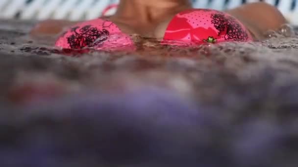 Peitos grandes sensuais menina em um maiô no jacuzzi. close-up . — Vídeo de Stock