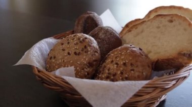 ekmek çeşitli sepet. kamera etrafında hareket eder.