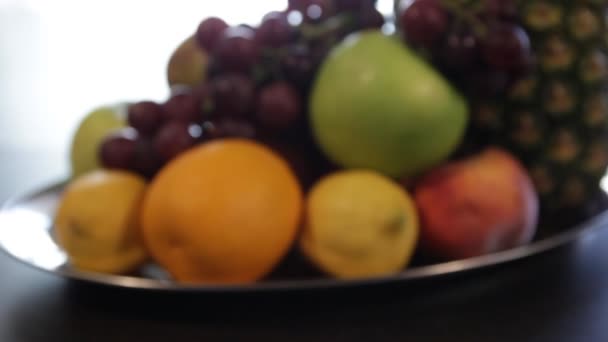 Prato Fruta Abacaxi Maçã Uvas Vermelhas Limão Laranja Câmera Escorregas — Vídeo de Stock