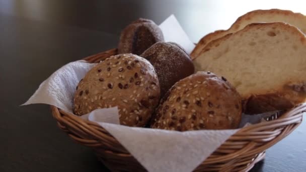 Kosz Kilkoma Rodzajami Chleba Aparat Porusza Się Wokół Niego — Wideo stockowe