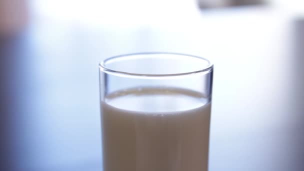 Ein Glas Milch Bewegt Sich Die Kamera Mit Milch Das — Stockvideo