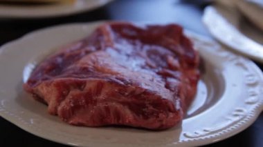 yüksek proteinli gıdalar. ayrı tabaklarda çiğ et ve çiğ balık. kamera bunun etrafında sağa doğru hareket eder. Close. Makro