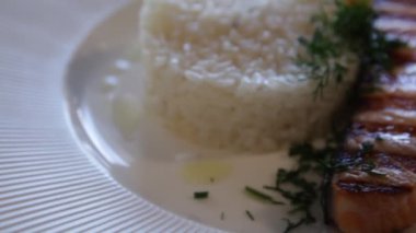 ızgara kırmızı balık, pirinç ve limon ile servis edilir. yüksek proteinli gıdalar. kamera bunun etrafında sağa doğru hareket eder. Close