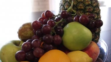 Ananas, elma, kırmızı üzüm, limon, portakal. kamera bunun etrafında sağa doğru hareket eder. Close