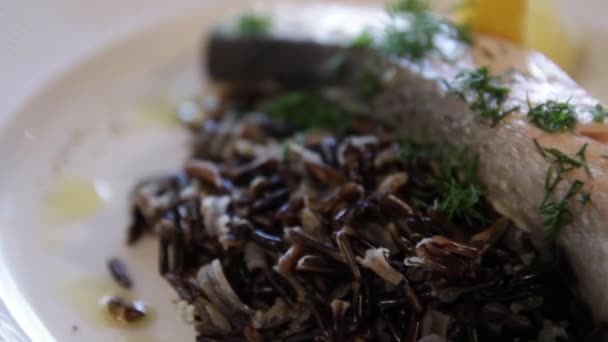 Pesce rosso al vapore, servito con riso nero e limone. cibi ricchi di proteine. la telecamera si muove intorno a questo a destra. primo piano — Video Stock