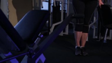 Reşit olan kadın ayağını öne, yana ve geriye doğru ayakta durur. Space.Close-up'ı kopyala