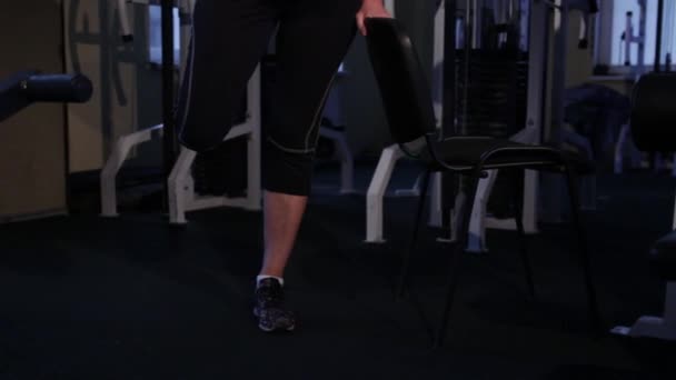 Una mujer de edad realiza una flexión de pie de la gimnasia leg.joint. — Vídeo de stock