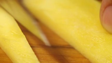 Bıçak mango dilimlerini kesiyor. Makro.yakın çekim