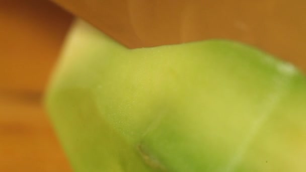 Het mes plakjes avocado plakjes. Macro. close-up — Stockvideo