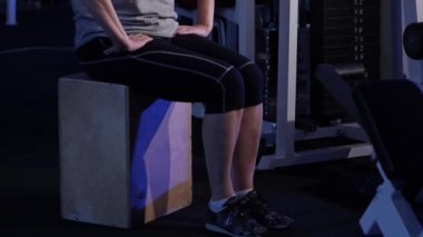 Oturma pozisyonunda dizlerde bacakların uzantısı. Ortak jimnastik yapan yaşlı bir kadın. Space.side view.close-up'ı kopyala