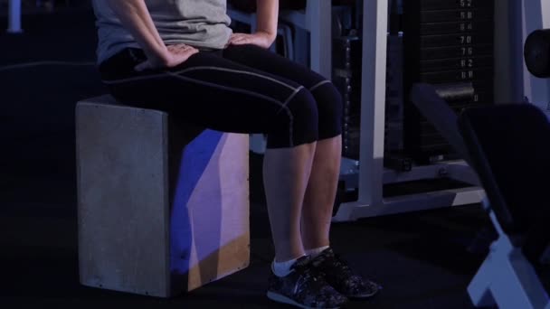 Extensión de las piernas en las rodillas en una posición sentada.Una mujer mayor que practica gimnasia articular.Copiar espacio.Vista lateral. — Vídeo de stock