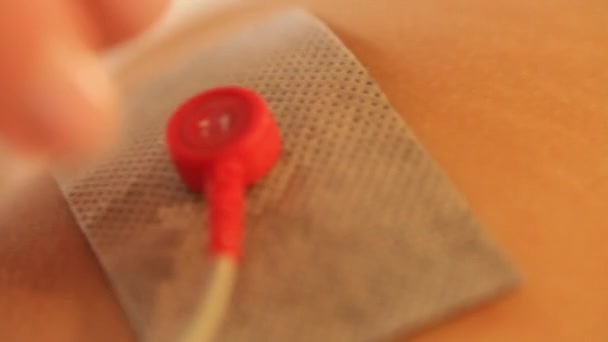 Een close-up van de elektroden voor elektro Myo stimulatie therapie. Hardware cosmetologie en antiage therapie — Stockvideo