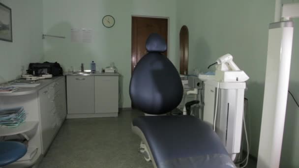 Fotel dentystyczny, lampa i inne urządzenia magicznie poruszają się w biurze dentystów — Wideo stockowe