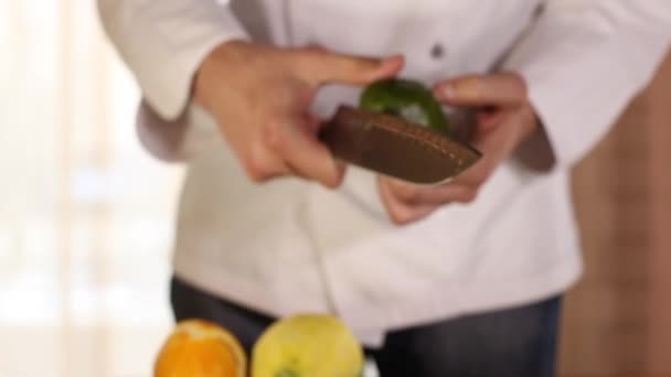 Le chef nettoie l'avocat avec un couteau.close-up — Video