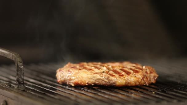 Bife fuma deliciosamente na grelha.close-up — Vídeo de Stock