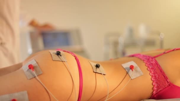 Sexy woman getting electro stimulation therapy of the butt, legs and back. Hardware cosmetology and antiage therapy — Αρχείο Βίντεο