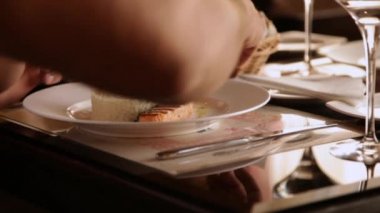 adam pirinç ve limon ile servis kırmızı ızgara balık yiyor. o limon suyu ve tuz ile balık döker. yüksek proteinli gıdalar