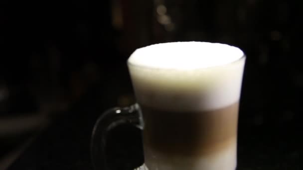 Bir bardak mochaccino veya latte. Bulanık arka plan. Kopyalama alanı — Stok video