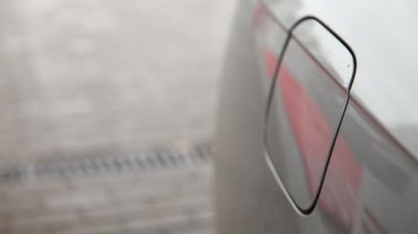 Yakın çekim adam gaz tankı kapağını açar ve otomobillerin benzin deposuna yakıt başlığı ekler. Benzin istasyonu, benzin fiyatları kavramı. Araba yakıt ikmali