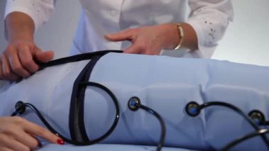 Güzellik terapisti bir pressoterapi prosedürü yapar