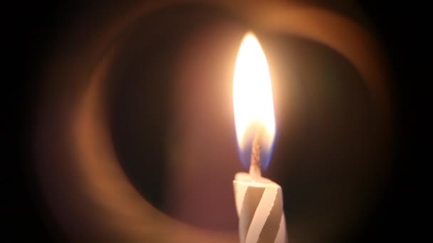 Un primo piano della fiamma festiva della candela, bellissimi riflessi intorno al fuoco. Poi la fiamma si spegne. Macro — Video Stock