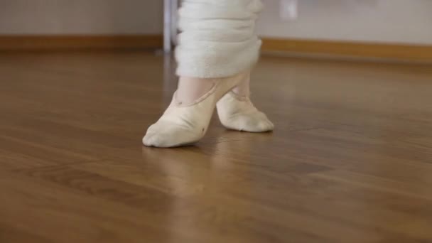 Close-up of a dancing ballerinas feet at practice — Stock Video