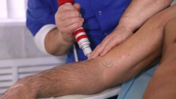 Behandlung des Ellbogens mit Stoßwellentherapie. Nahaufnahme — Stockvideo