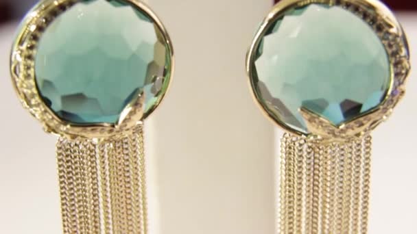 Mücevher.Yeşil elmas küpelerin yakın çekimi. Sığ alan derinliği — Stok video