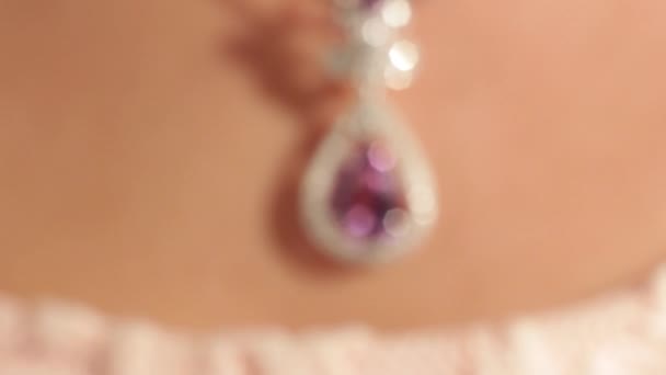 Très gros plan de pendentif en argent avec un diamant magenta sur le beau cou de femmes.Bijoux.Profondeur de champ peu profonde — Video