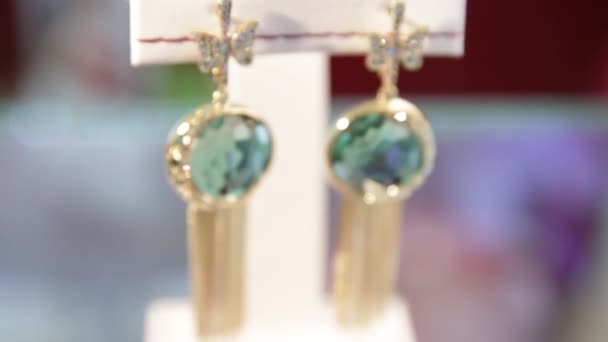 Close-up van de groene diamanten oorbellen in de juwelierswinkel. Juwelen. ondiepe scherptediepte — Stockvideo