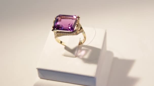 Gros plan d'une bague en or avec du diamant magenta. Bijouterie. Profondeur de champ faible — Video