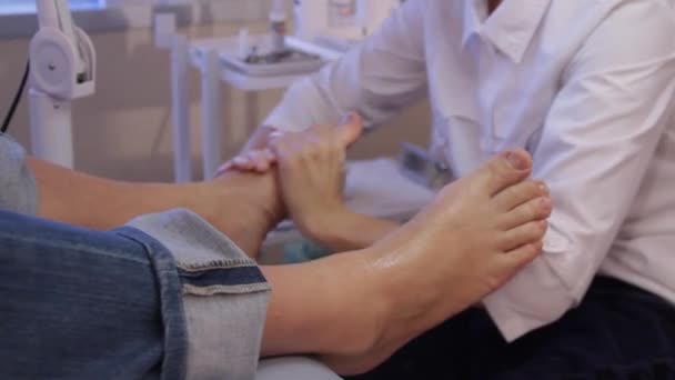 Podology.El podólogo masajea los pies de los pacientes — Vídeos de Stock