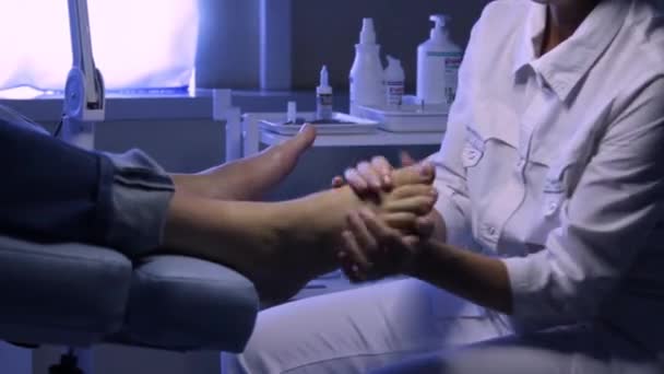 Podologist는 환자 발을 마사지합니다. 포학학 — 비디오