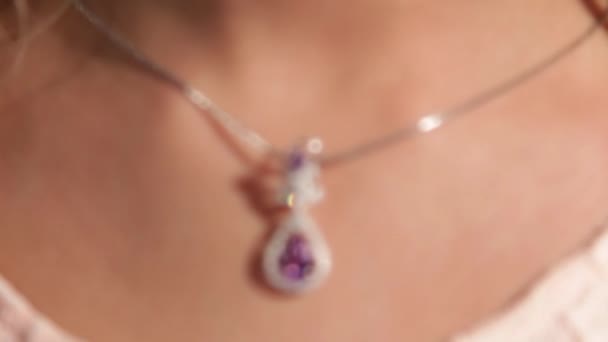 Beautiful female neck, on it is a silver pendant with a magenta diamond.Jewellery.Shallow depth of field — Stock Video