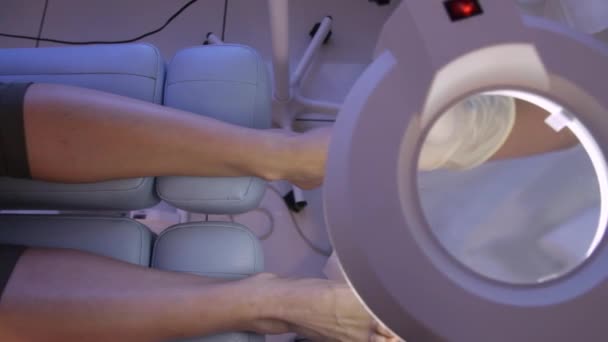 Podology.Podologist lavora con una suola femminile.La vista attraverso la lente di ingrandimento cosmetologica.Pedicure hardware. — Video Stock