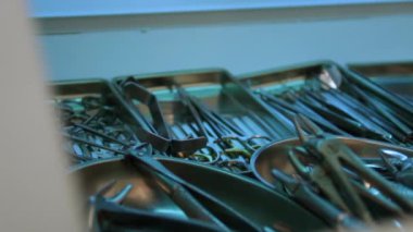 Diş cerrahi aletleri ile sterilizasyon kabini