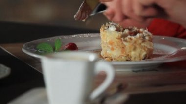 Napolyon pastası. Tatlı Ahududu Millefeuille yeme süreci